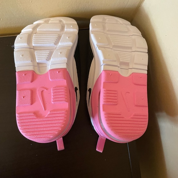 NWOT kids sz 9c Nike’s. Shoes are in great shape and have never been worn! - Picture 4 of 4